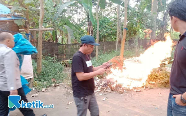 Thumbnail Berita - Komitmen Brantas Judi, Polres Malang Kembali Bakar Area Sabung Ayam di Pakis