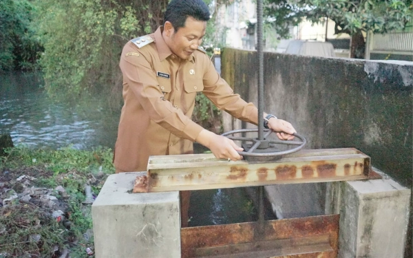 Thumbnail Berita - Calon Bupati Sidoarjo Subandi-Cawabup Mimik Idayana Punya Solusi Banjir di Waru