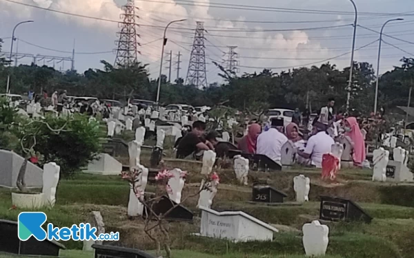 Thumbnail Berita - Jelang Ramadan, Warga Padati Makam di Surabaya