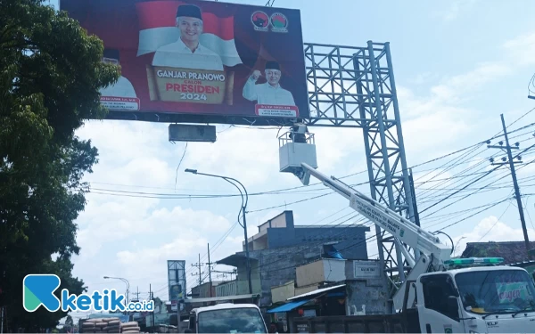 Thumbnail Berita - Turunkan Baliho Capres, Satpol PP Kabupaten Malang Gunakan Crane