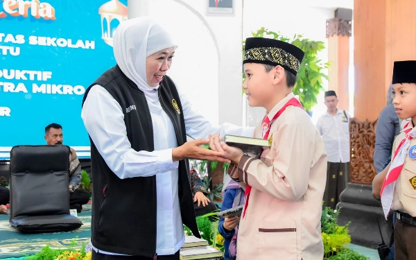 Thumbnail Berita - Bertemu Gubernur Khofifah, Anak-anak Pramuka Situbondo Dapat Kado Al Quran