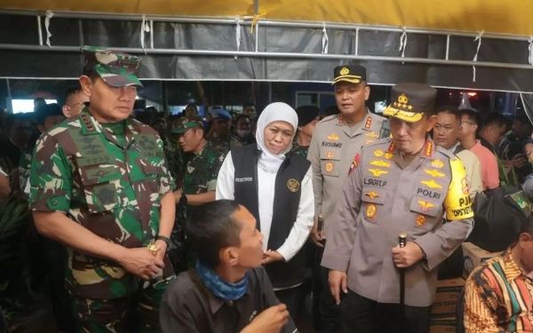 Thumbnail Berita - Pantau Arus Mudik, Malam-Malam Kapolri, Panglima dan Khofifah Cek Terminal Purabaya