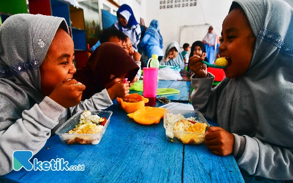 Thumbnail Dua murid melahap kuning telur rebus di TK Bustanul Athfal Wirosari, Kabupaten Grobogan, Jawa Tengah, Sabtu, 14 September 2024. Jadwal snack time dilakukan rutin mulai Senin hingga Sabtu, kecuali hari libur. Khusus hari Sabtu, murid-murid wajib membawa bekal sendiri dari rumah, boleh makanan utama seperti nasi dan lauk pauk atau makanan ringan seperti kue, roti, jajan tradisional, dan sebagainya. (Foto: Achmad Fazeri/Ketik.co.id)