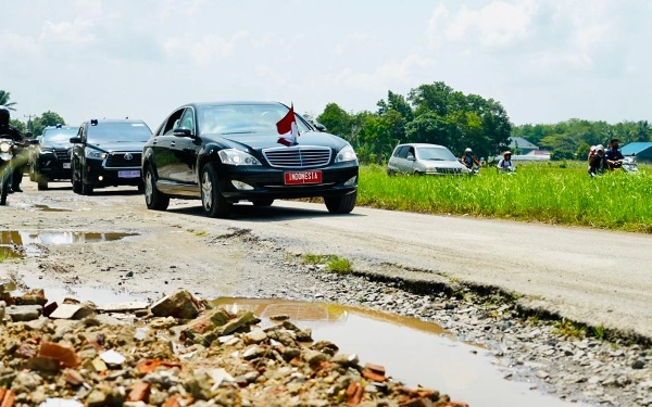 Thumbnail Berita - Warga Lampung Gotong Royong Keluarkan Dana Pribadi Benahi Jalan Rusak