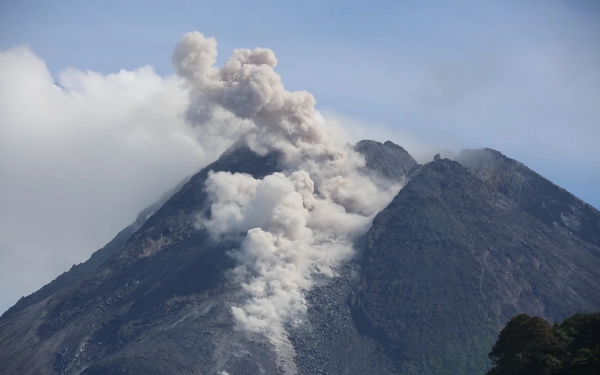 Thumbnail BPPTKG Catat 156 Kali Guguran Lava Gunung Merapi