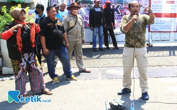 Thumbnail Berita - Aktivis Sidoarjo Demo Antikorupsi, Kumpulkan Uang untuk Berangkatkan Bupati ke KPK