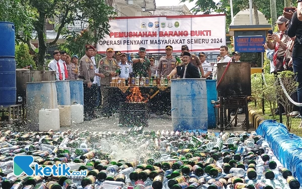 Thumbnail Berita - Jaga Ramadan Kondusif, Ribuan Miras Ilegal di Kabupaten Malang Dimusnahkan