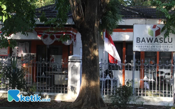 Thumbnail Berita - Mengunjungi Kantor Bawaslu Sidoarjo yang Lebih Mirip Gudang, Garasi pun Jadi Ruang Kerja Komisioner (2-habis)