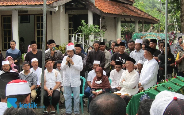 Thumbnail Berita - Foto-Foto Prosesi Pemakaman Cak Fuad, Kakak Tertua Cak Nun