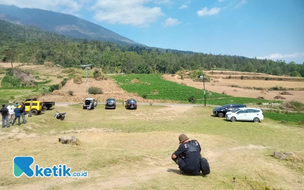 Thumbnail Salah satu titik parkir di Bukit Brakseng yang luas bikin wisatawan nyaman dan aman. (Foto: Sholeh/ketik.co.id)