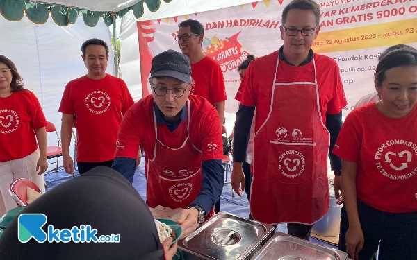 Thumbnail Berita - Konjen AS Ikut Bagikan 5.000 Makanan Gratis untuk Warga Surabaya