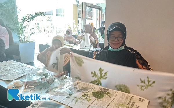 Thumbnail Berita - Peringati Hari Batik, ARTOTEL TS Suites Surabaya Ajak Ibu-Ibu Buat Batik Eco Print