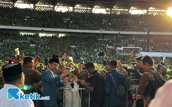 Jokowi Tiba Harlah ke-78 Muslimat NU di GBK, Disambut Ratusan Ribu Kader Militan