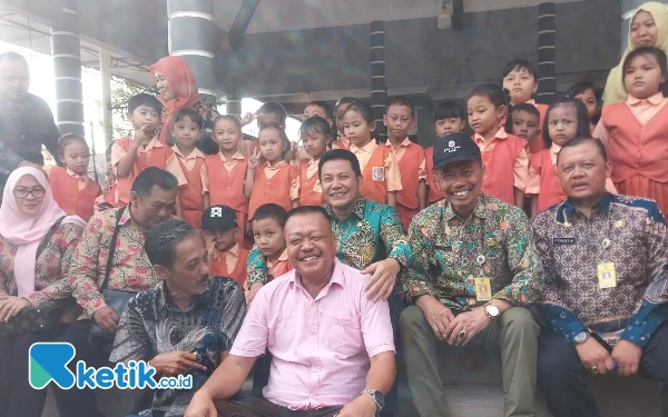 Thumbnail Berita - Plt Bupati Sidoarjo  H Subandi Datangi TK yang Ambruk, Bantu Rp 130 Juta untuk Perbaiki Sekolah