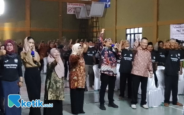 Thumbnail Anggota Komisi IX DPR RI Nurhadi, bersama tim BKKBN Provinsi Jatim menggelar sosialisasi penanganan stunting di Gedung Cakra Jaya Bono. (Foto: Sugeng Hariyadi)