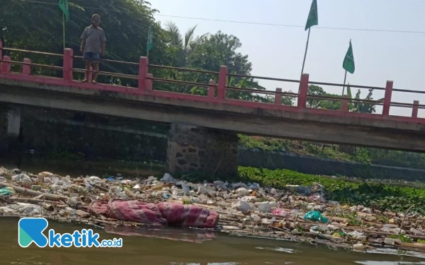 Thumbnail Berita - Patroli Air Temukan 2 Kasur dan Limbah Pabrik  Dibuang di Sungai Sadar