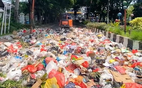 Thumbnail Berita - Buntut Demo Ecer-Ecer Sampah di Pendapa Bupati, Aparat Hukum Panggil Tujuh Pembuang dan Provokator