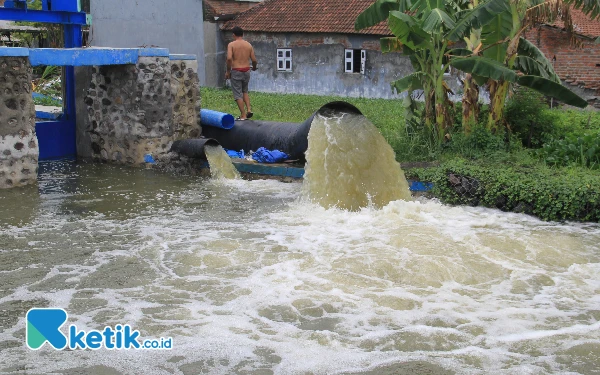 Thumbnail Berita - Antisipasi Hujan dan Banjir, Plt Bupati Sidoarjo H Subandi Cek Kesiapan Rumah Pompa di Tanggulangin