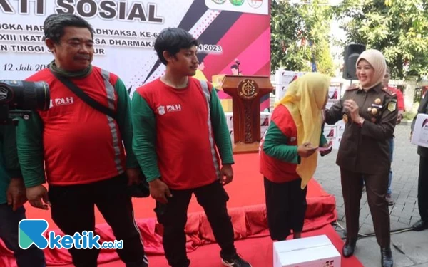 Thumbnail Berita - Jelang HBA ke-63, Kejati Jatim Bagikan 100 Paket Sembako untuk Petugas Kebersihan