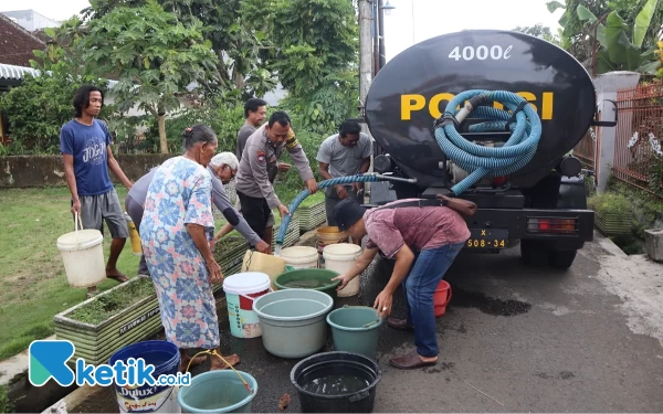 Thumbnail Berita - 200 KK di Dusun Pepen Kabupaten Malang Krisis Air Bersih, Polres Kirim Bantuan Air