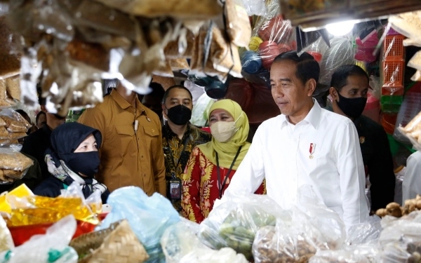 Thumbnail Berita - Jokowi Cek Harga Sembako di Surabaya, Eri: Stabil Sesuai HET