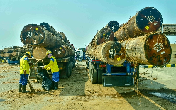 Thumbnail Dua pekerja kebersihan menggunakan APD lengkap mulai dari helm safety, baju pelindung hingga sepatu boots di Pelabuhan Dalam Subholding PT Pelindo Multi Terminal (SPMT) Branch Tanjung  Emas Semarang, Rabu (22/5/2024). (Foto: Achmad Fazeri/Ketik.co.id)