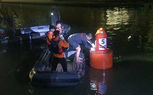 Thumbnail Berita - Tiga Hari Hilang setelah Izin Mancing, Anak 9 Tahun Tewas di Sungai Peneleh