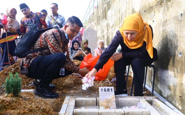 Tidak Hanya Misi Dagang, Khofifah Bangun Batu Nisan Makam PMI Korban Covid di Hongkong