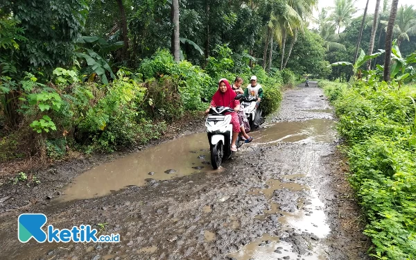 Thumbnail Berita - Warga Keluhkan Jalan Rusak, Pemkab Situbondo Terkesan Tutup Mata