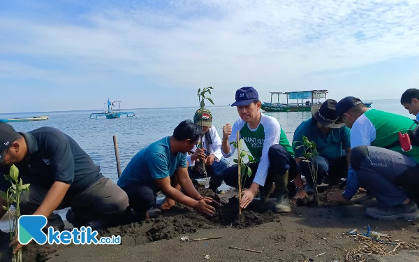 Jaga Kelestarian Lingkungan Hidup, BPN Situbondo Tanam 2000 Bibit Mangrove