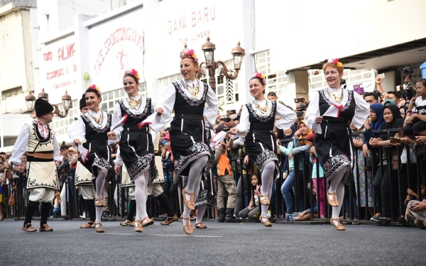 Thumbnail Yuk! Saksikan Budaya dari Penjuru Dunia di Surabaya Cross Culture Internasional Folk Art Festival 2023