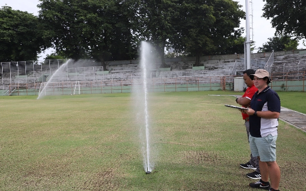 Thumbnail Berita - Jelang Piala Dunia U20, FIFA Cek Drainase GBT Surabaya 