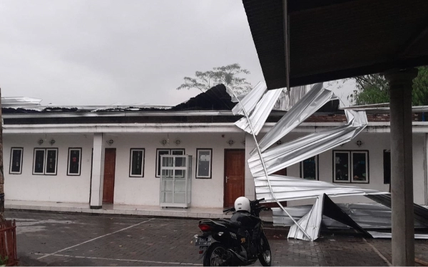 Thumbnail Berita - Puluhan Rumah di Kabupaten Malang Rusak Akibat Hujan Disertai Angin Kencang