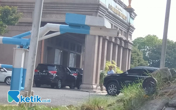 Thumbnail Berita - Bawa Koper Besar, Penyidik KPK Geledah Gedung PTPN XI Surabaya