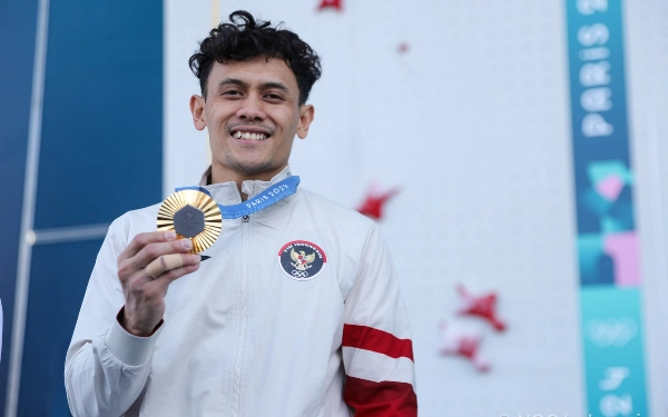 Thumbnail Veddriq Leonardo menunjukkan medali emas pertama untuk Indonesia dari cabor Panjat Tebing nomor speed di Olimpiade Paris 2024, Kamis (8/8/2024). (Foto: NOC Indonesia/Naif Muhammad Al’as/Canon Indonesia)