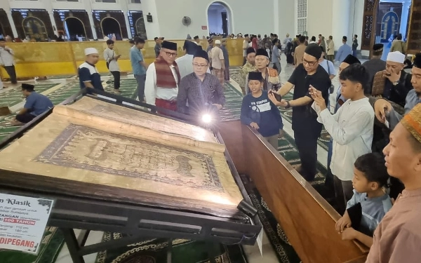 Thumbnail Berita - Menakjubkan, Al-Qur'an Usia Seabad Hadir di Masjid Al-Akbar Surabaya, Sambut Akhir Ramadan