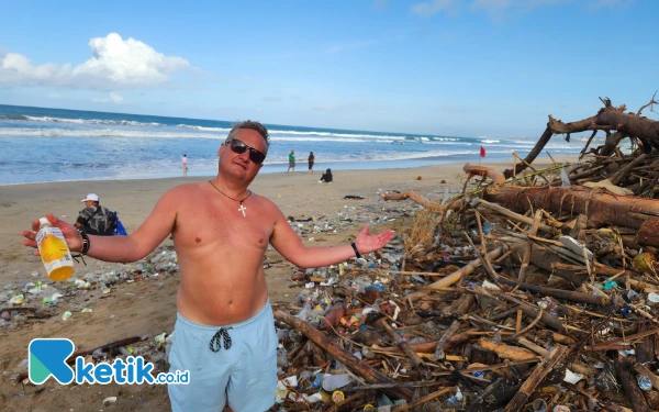 Thumbnail Berita - Sampah Musiman Pantai Kuta Bali, Dana Triliunan hingga Negara Tak Mampu Cari Solusi Konkret!