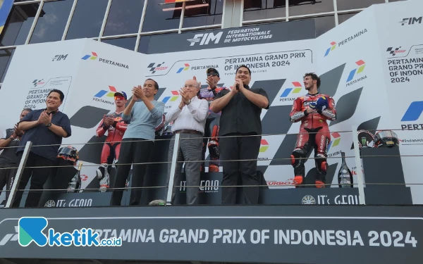 Thumbnail Berita - Jokowi Serahkan Trofi Pemenang MotoGP Mandalika 2024, Jorge Martin Berjaya!