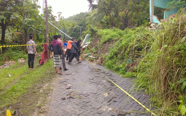 Thumbnail Berita - Hujan Lebat Beberapa Hari, SDN di Bawean Alami Longsor