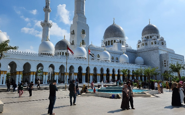 Thumbnail Nampak Bendera UEA dan Indonesia berkibar di sisi Utara Masjid Sheikh Zayed yang Mega, Minggu (23/4). (Foto: Kiagu Firdaus/Ketik).