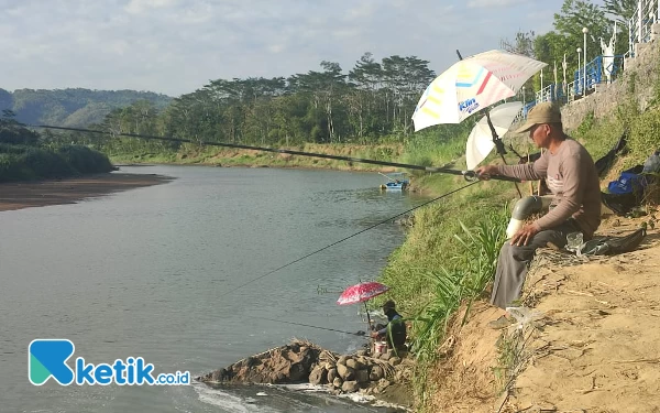 Merasakan Sensasi Unik Memancing di Pinggir Sungai Grindulu Kabupaten Pacitan