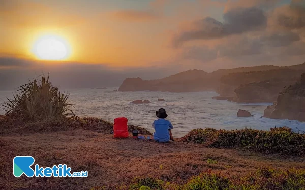 Thumbnail Berita - Tebing Menjorok Karang Bolong Pacitan yang Pas untuk Berburu Sunset