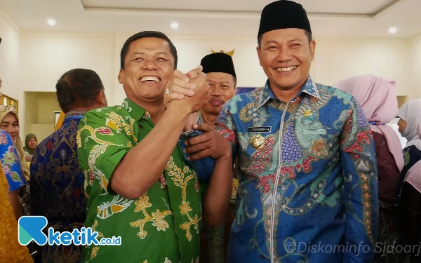 Thumbnail Berita - Ajak Jauhi Praktik Pungli PPDB, Plt Bupati Sidoarjo Subandi Berikan BPJS Ketenakerjaan untuk Guru