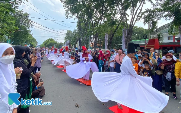 Thumbnail Berita - Unik, Tarian Sufi Sepanjang 2 Km di Resepsi Seabad NU 