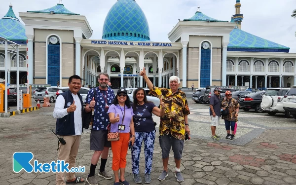 Thumbnail Kunjungi Masjid Al-Akbar Surabaya, Rombongan Turis AS: Sungguh Indah!