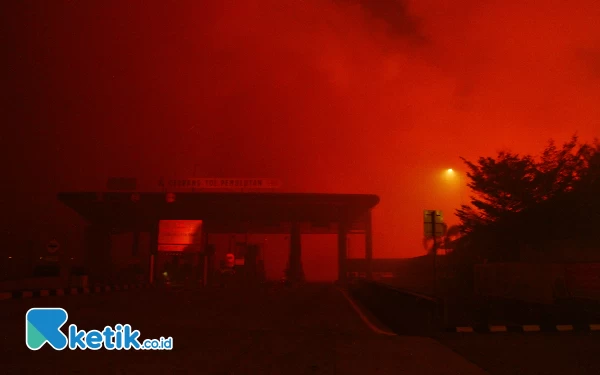 Thumbnail Api membakar lahan di sisi pintu Tol Exit Indralaya-Pemulutan Desa Sukarami, Pemulutan, Ogan Ilir, Sumsel. Kamis (21/9/2023). (Foto: Wahyu R/Ketik.co.id)