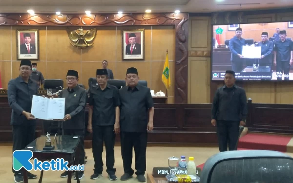 Thumbnail Berita - Gus Muhdlor Hadiri Paripurna DPRD Sidoarjo saat Dipanggil KPK; Wajah Tegak, Tetap Tersenyum