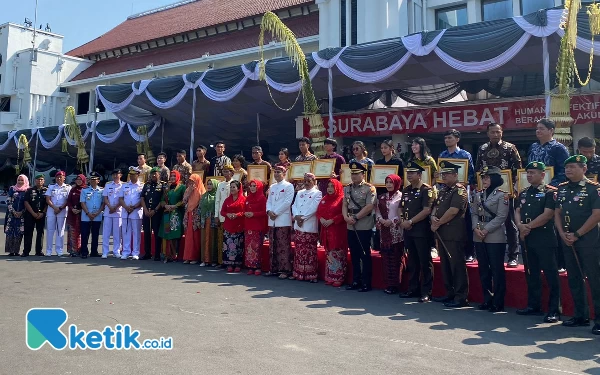 Thumbnail Berita - Hari Jadi Kota Surabaya Ke-730, Eri Cahyadi Bagikan 206 Penghargaan