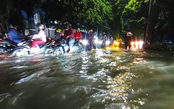 Thumbnail Berita - BMKG Juanda Sebut Cuaca Ekstrem di Kota Surabaya Akibat Monsun Asia