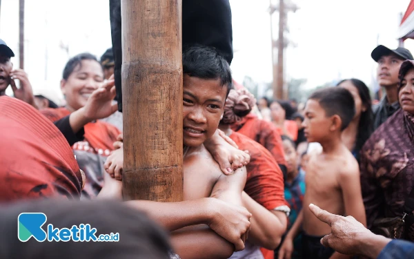 Thumbnail Berita - [Berita Foto] Suasana Lomba Panjat Pinang 79+ Batang di Palembang